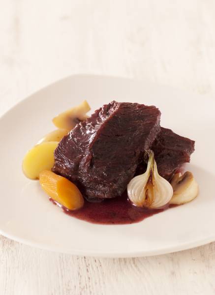 Pour tous les amateurs de bœuf, découvrez notre surprenante recette de boeuf braisé au vin rouge La Villageoise en cuisine. Bonne dégustation.